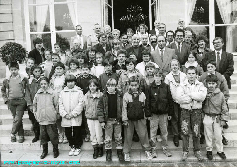 7 novembre 1989, célébration du bicentenaire de la révolution et centenaire de la Tour Eiffel par un voyage à Paris pour plus de 300 écoliers. Ici un groupe est reçu par le président de l'Assemblée Nationale Laurent Fabius (Photographie n°174)